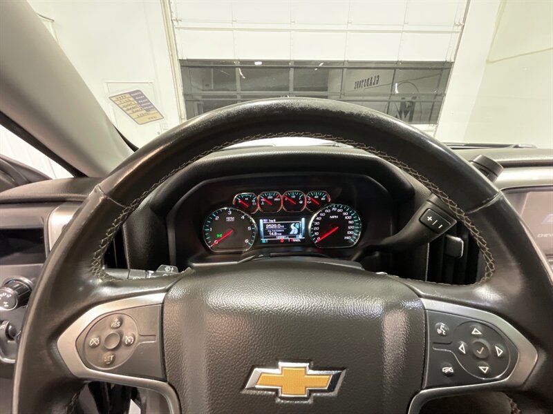 2017 Chevrolet Silverado 1500 LT Crew Cab 4X4 / 5.3L V8 / Sunroof / Heated Seats / 6.5FT BED / ZERO RUST - Photo 38 - Gladstone, OR 97027