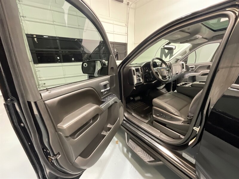 2017 Chevrolet Silverado 1500 LT Crew Cab 4X4 / 5.3L V8 / Sunroof / Heated Seats / 6.5FT BED / ZERO RUST - Photo 31 - Gladstone, OR 97027