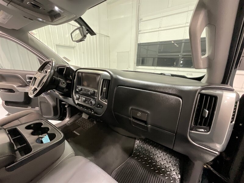 2017 Chevrolet Silverado 1500 LT Crew Cab 4X4 / 5.3L V8 / Sunroof / Heated Seats / 6.5FT BED / ZERO RUST - Photo 37 - Gladstone, OR 97027