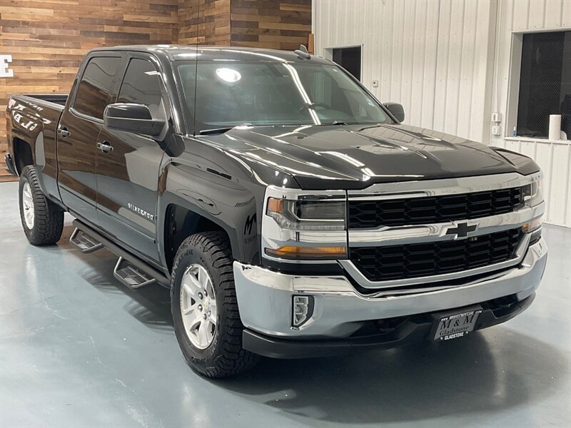 2017 Chevrolet Silverado 1500 LT Crew Cab 4X4 / 5.3L V8 / Sunroof / Heated Seats / 6.5FT BED / ZERO RUST - Photo 2 - Gladstone, OR 97027