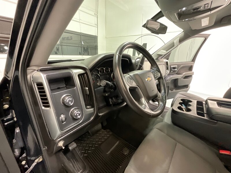 2017 Chevrolet Silverado 1500 LT Crew Cab 4X4 / 5.3L V8 / Sunroof / Heated Seats / 6.5FT BED / ZERO RUST - Photo 36 - Gladstone, OR 97027
