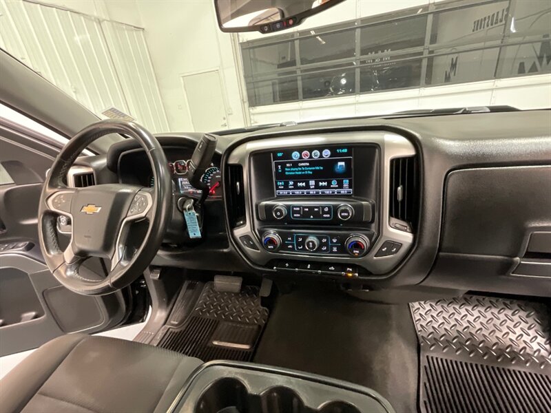 2017 Chevrolet Silverado 1500 LT Crew Cab 4X4 / 5.3L V8 / Sunroof / Heated Seats / 6.5FT BED / ZERO RUST - Photo 17 - Gladstone, OR 97027