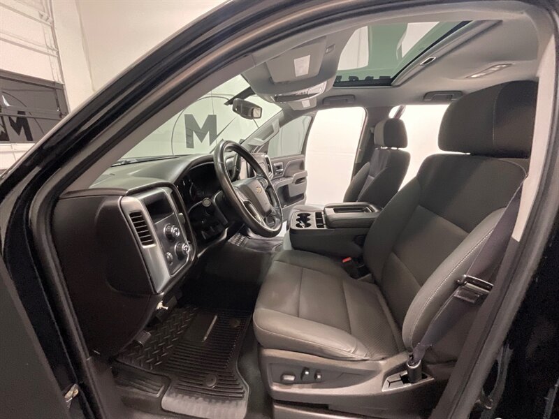 2017 Chevrolet Silverado 1500 LT Crew Cab 4X4 / 5.3L V8 / Sunroof / Heated Seats / 6.5FT BED / ZERO RUST - Photo 12 - Gladstone, OR 97027