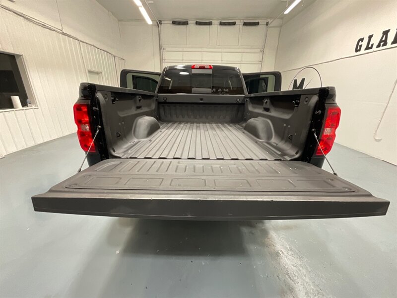 2017 Chevrolet Silverado 1500 LT Crew Cab 4X4 / 5.3L V8 / Sunroof / Heated Seats / 6.5FT BED / ZERO RUST - Photo 11 - Gladstone, OR 97027