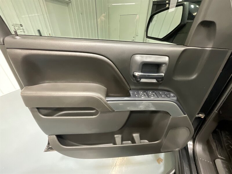 2017 Chevrolet Silverado 1500 LT Crew Cab 4X4 / 5.3L V8 / Sunroof / Heated Seats / 6.5FT BED / ZERO RUST - Photo 32 - Gladstone, OR 97027