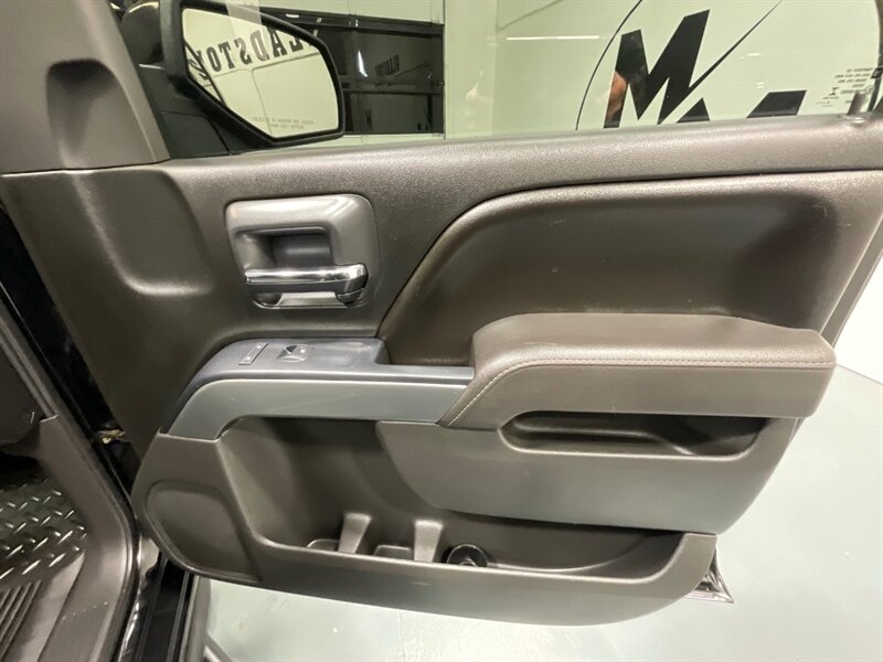 2017 Chevrolet Silverado 1500 LT Crew Cab 4X4 / 5.3L V8 / Sunroof / Heated Seats / 6.5FT BED / ZERO RUST - Photo 33 - Gladstone, OR 97027
