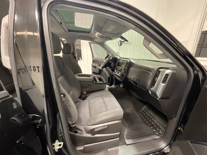 2017 Chevrolet Silverado 1500 LT Crew Cab 4X4 / 5.3L V8 / Sunroof / Heated Seats / 6.5FT BED / ZERO RUST - Photo 15 - Gladstone, OR 97027