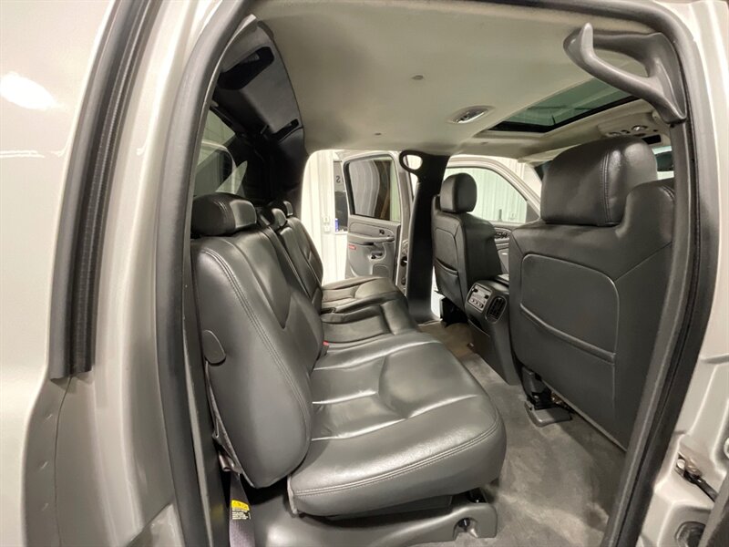 2004 Chevrolet Avalanche 2500 4X4 8.1L V8 / Sport Utility Pickup  / Leather heated Seats / Sunroof / NEW TIRES / ZERO RUST - Photo 13 - Gladstone, OR 97027