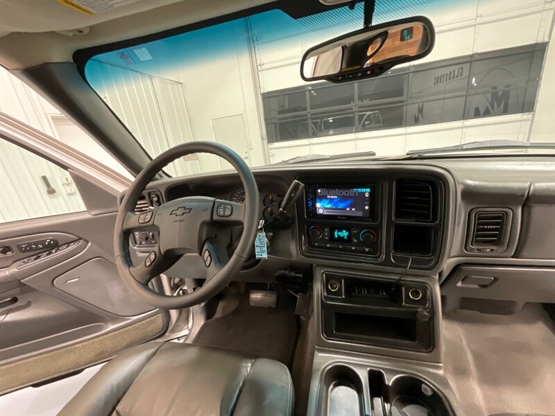 2004 Chevrolet Avalanche 2500 4X4 8.1L V8 / Sport Utility Pickup  / Leather heated Seats / Sunroof / NEW TIRES / ZERO RUST - Photo 41 - Gladstone, OR 97027