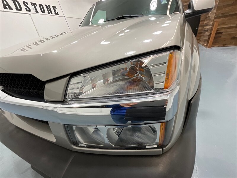 2004 Chevrolet Avalanche 2500 4X4 8.1L V8 / Sport Utility Pickup  / Leather heated Seats / Sunroof / NEW TIRES / ZERO RUST - Photo 26 - Gladstone, OR 97027