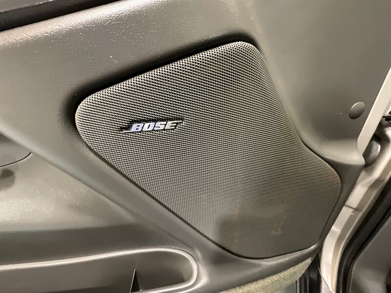 2004 Chevrolet Avalanche 2500 4X4 8.1L V8 / Sport Utility Pickup  / Leather heated Seats / Sunroof / NEW TIRES / ZERO RUST - Photo 16 - Gladstone, OR 97027