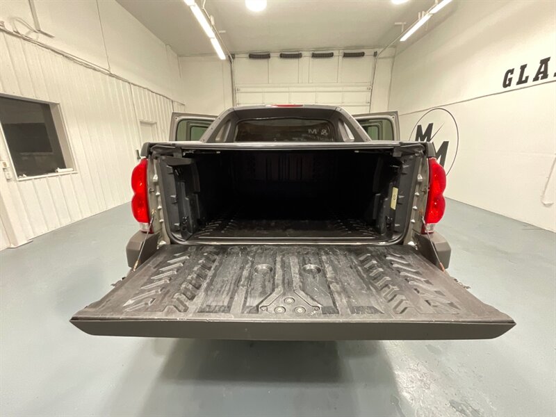 2004 Chevrolet Avalanche 2500 4X4 8.1L V8 / Sport Utility Pickup  / Leather heated Seats / Sunroof / NEW TIRES / ZERO RUST - Photo 10 - Gladstone, OR 97027