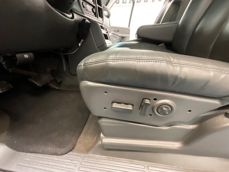 2004 Chevrolet Avalanche 2500 4X4 8.1L V8 / Sport Utility Pickup  / Leather heated Seats / Sunroof / NEW TIRES / ZERO RUST - Photo 35 - Gladstone, OR 97027