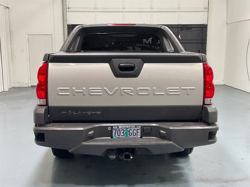 2004 Chevrolet Avalanche 2500 4X4 8.1L V8 / Sport Utility Pickup  / Leather heated Seats / Sunroof / NEW TIRES / ZERO RUST - Photo 6 - Gladstone, OR 97027