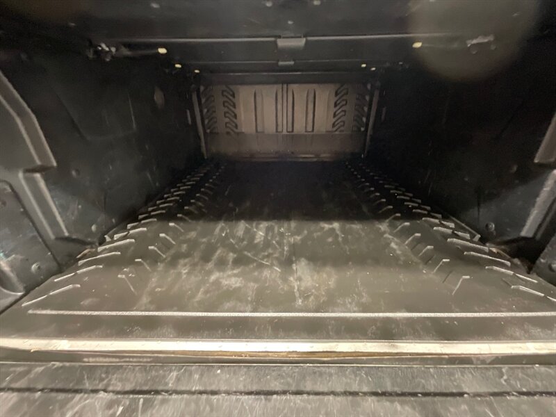 2004 Chevrolet Avalanche 2500 4X4 8.1L V8 / Sport Utility Pickup  / Leather heated Seats / Sunroof / NEW TIRES / ZERO RUST - Photo 31 - Gladstone, OR 97027