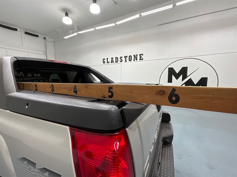 2004 Chevrolet Avalanche 2500 4X4 8.1L V8 / Sport Utility Pickup  / Leather heated Seats / Sunroof / NEW TIRES / ZERO RUST - Photo 9 - Gladstone, OR 97027