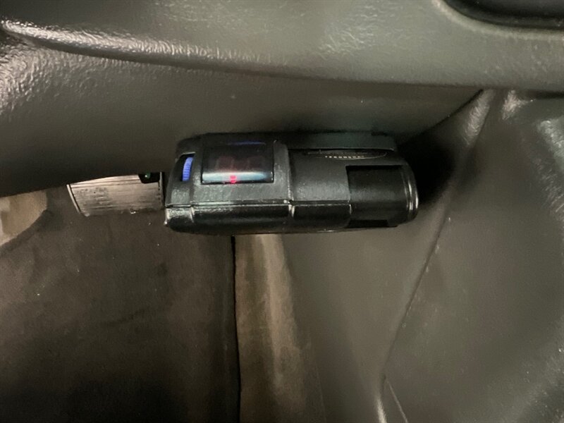 2004 Chevrolet Avalanche 2500 4X4 8.1L V8 / Sport Utility Pickup  / Leather heated Seats / Sunroof / NEW TIRES / ZERO RUST - Photo 21 - Gladstone, OR 97027