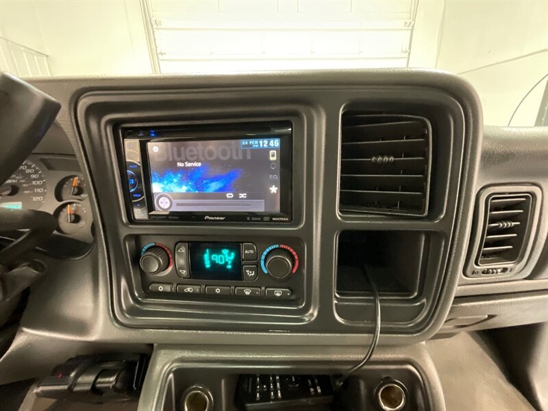 2004 Chevrolet Avalanche 2500 4X4 8.1L V8 / Sport Utility Pickup  / Leather heated Seats / Sunroof / NEW TIRES / ZERO RUST - Photo 20 - Gladstone, OR 97027