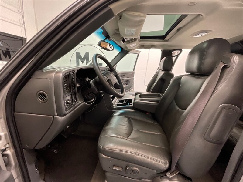 2004 Chevrolet Avalanche 2500 4X4 8.1L V8 / Sport Utility Pickup  / Leather heated Seats / Sunroof / NEW TIRES / ZERO RUST - Photo 11 - Gladstone, OR 97027