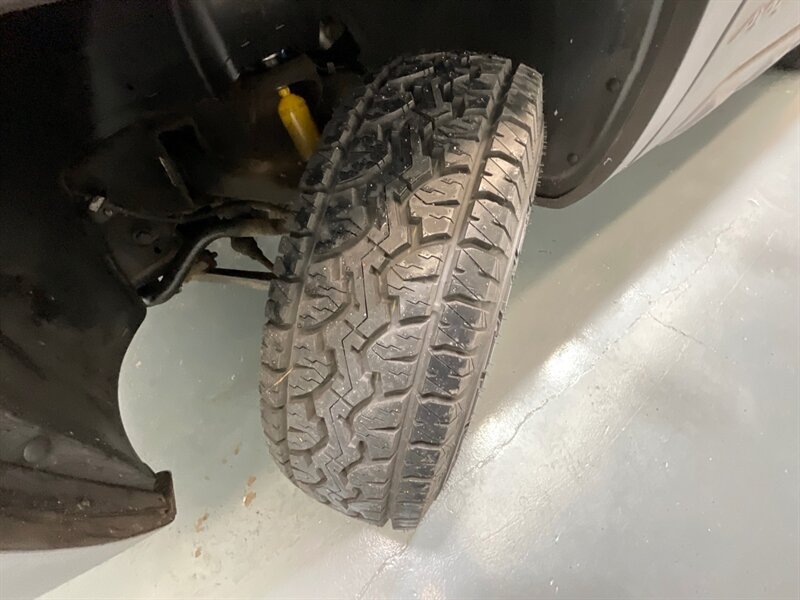 2004 Chevrolet Avalanche 2500 4X4 8.1L V8 / Sport Utility Pickup  / Leather heated Seats / Sunroof / NEW TIRES / ZERO RUST - Photo 24 - Gladstone, OR 97027