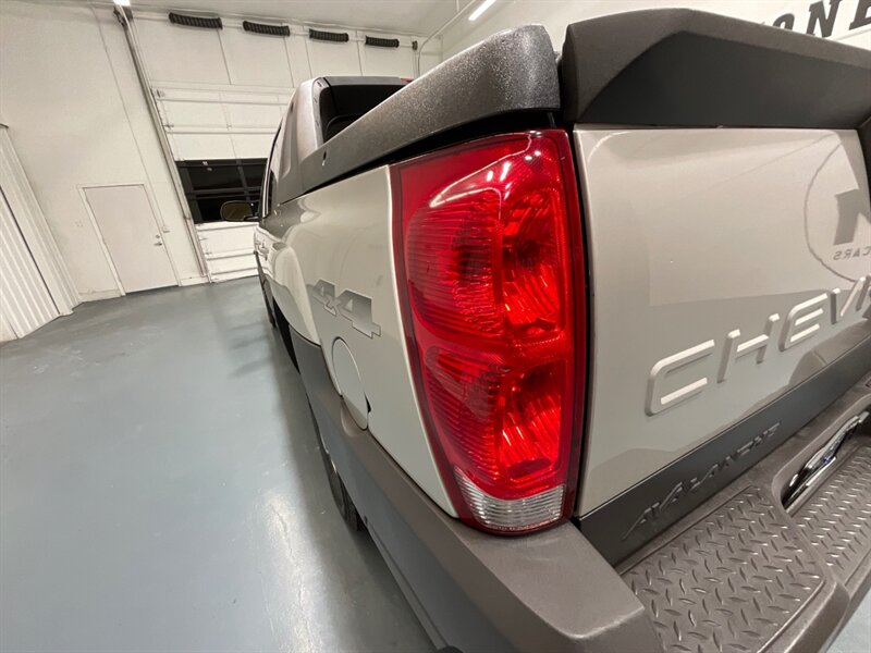 2004 Chevrolet Avalanche 2500 4X4 8.1L V8 / Sport Utility Pickup  / Leather heated Seats / Sunroof / NEW TIRES / ZERO RUST - Photo 29 - Gladstone, OR 97027