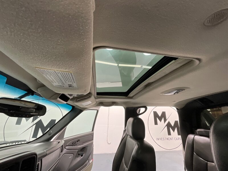 2004 Chevrolet Avalanche 2500 4X4 8.1L V8 / Sport Utility Pickup  / Leather heated Seats / Sunroof / NEW TIRES / ZERO RUST - Photo 17 - Gladstone, OR 97027