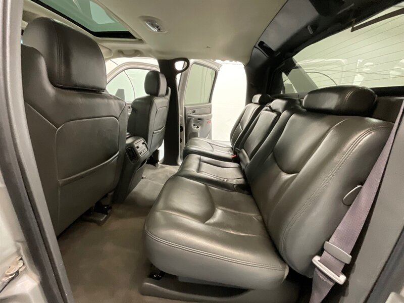 2004 Chevrolet Avalanche 2500 4X4 8.1L V8 / Sport Utility Pickup  / Leather heated Seats / Sunroof / NEW TIRES / ZERO RUST - Photo 12 - Gladstone, OR 97027