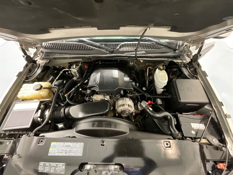 2004 Chevrolet Avalanche 2500 4X4 8.1L V8 / Sport Utility Pickup  / Leather heated Seats / Sunroof / NEW TIRES / ZERO RUST - Photo 46 - Gladstone, OR 97027