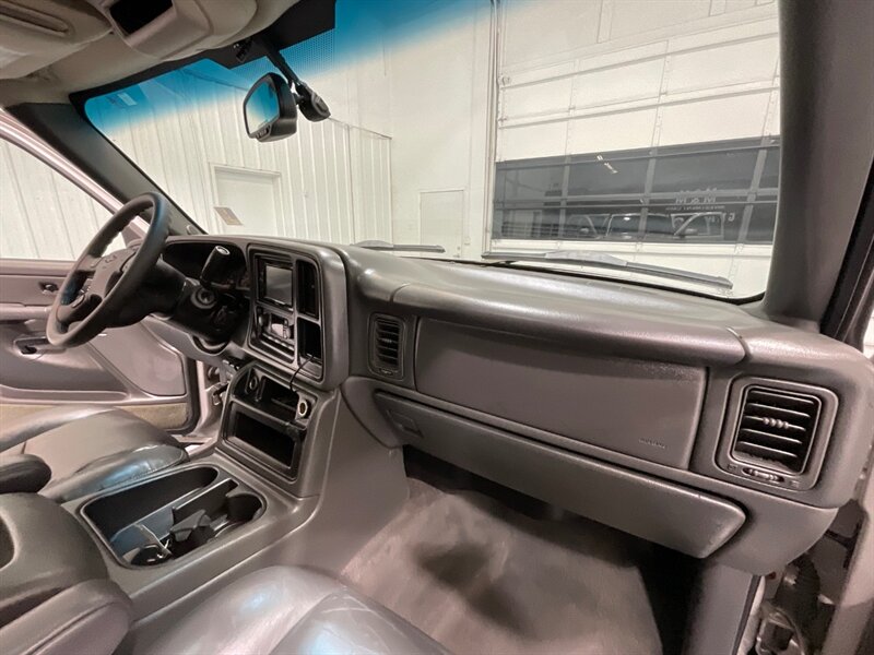 2004 Chevrolet Avalanche 2500 4X4 8.1L V8 / Sport Utility Pickup  / Leather heated Seats / Sunroof / NEW TIRES / ZERO RUST - Photo 36 - Gladstone, OR 97027