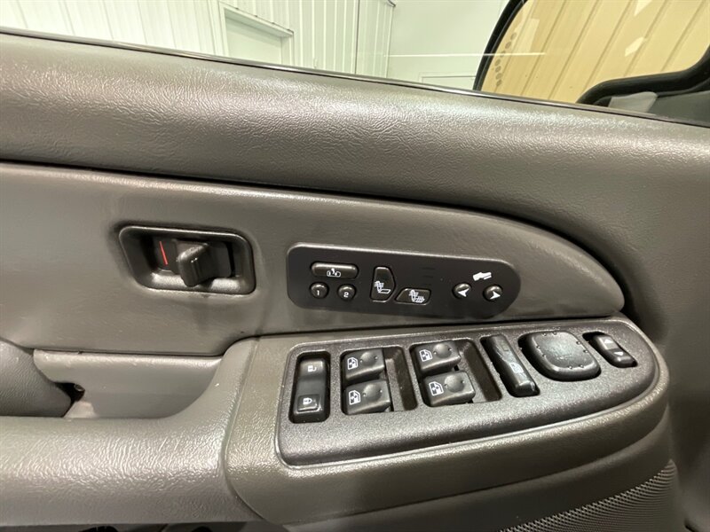 2004 Chevrolet Avalanche 2500 4X4 8.1L V8 / Sport Utility Pickup  / Leather heated Seats / Sunroof / NEW TIRES / ZERO RUST - Photo 15 - Gladstone, OR 97027