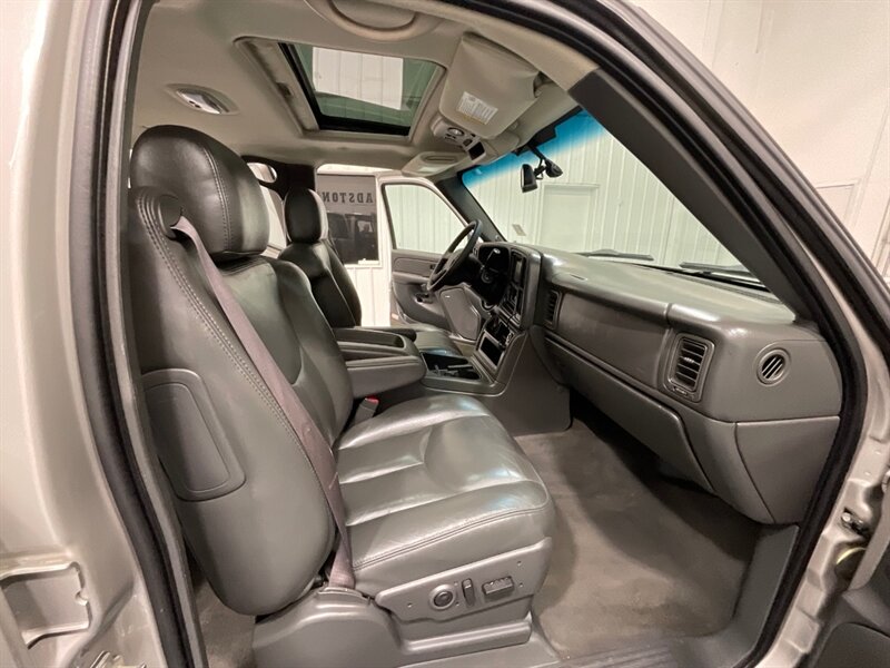 2004 Chevrolet Avalanche 2500 4X4 8.1L V8 / Sport Utility Pickup  / Leather heated Seats / Sunroof / NEW TIRES / ZERO RUST - Photo 14 - Gladstone, OR 97027