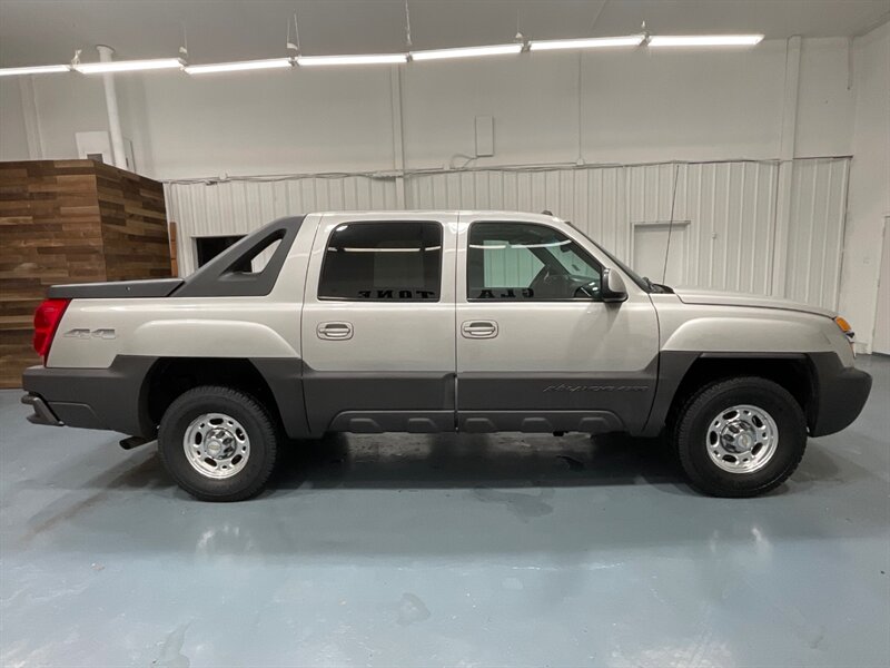 2004 Chevrolet Avalanche 2500 4X4 8.1L V8 / Sport Utility Pickup  / Leather heated Seats / Sunroof / NEW TIRES / ZERO RUST - Photo 4 - Gladstone, OR 97027