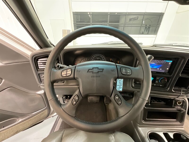 2004 Chevrolet Avalanche 2500 4X4 8.1L V8 / Sport Utility Pickup  / Leather heated Seats / Sunroof / NEW TIRES / ZERO RUST - Photo 42 - Gladstone, OR 97027