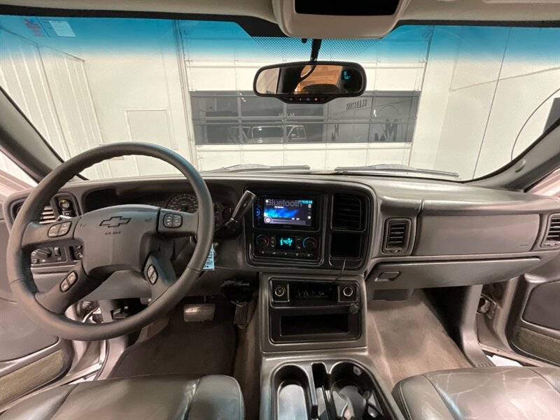 2004 Chevrolet Avalanche 2500 4X4 8.1L V8 / Sport Utility Pickup  / Leather heated Seats / Sunroof / NEW TIRES / ZERO RUST - Photo 38 - Gladstone, OR 97027