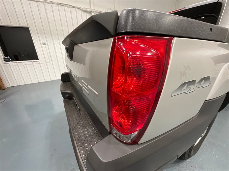 2004 Chevrolet Avalanche 2500 4X4 8.1L V8 / Sport Utility Pickup  / Leather heated Seats / Sunroof / NEW TIRES / ZERO RUST - Photo 28 - Gladstone, OR 97027