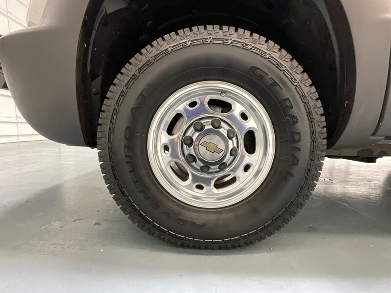 2004 Chevrolet Avalanche 2500 4X4 8.1L V8 / Sport Utility Pickup  / Leather heated Seats / Sunroof / NEW TIRES / ZERO RUST - Photo 23 - Gladstone, OR 97027