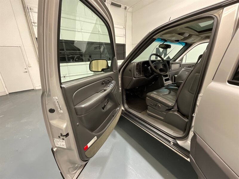 2004 Chevrolet Avalanche 2500 4X4 8.1L V8 / Sport Utility Pickup  / Leather heated Seats / Sunroof / NEW TIRES / ZERO RUST - Photo 32 - Gladstone, OR 97027