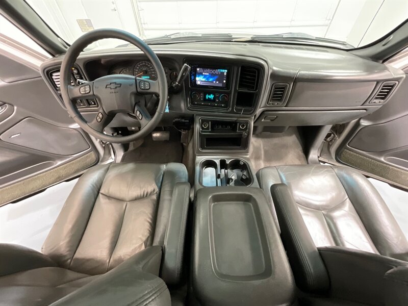 2004 Chevrolet Avalanche 2500 4X4 8.1L V8 / Sport Utility Pickup  / Leather heated Seats / Sunroof / NEW TIRES / ZERO RUST - Photo 39 - Gladstone, OR 97027