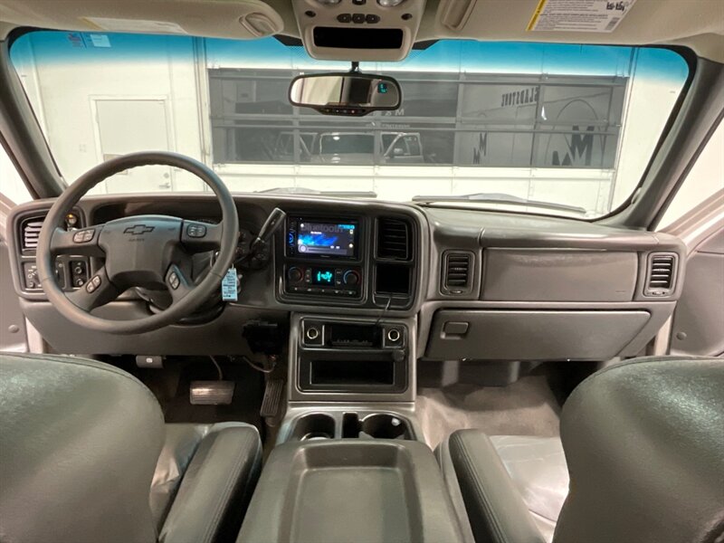 2004 Chevrolet Avalanche 2500 4X4 8.1L V8 / Sport Utility Pickup  / Leather heated Seats / Sunroof / NEW TIRES / ZERO RUST - Photo 19 - Gladstone, OR 97027