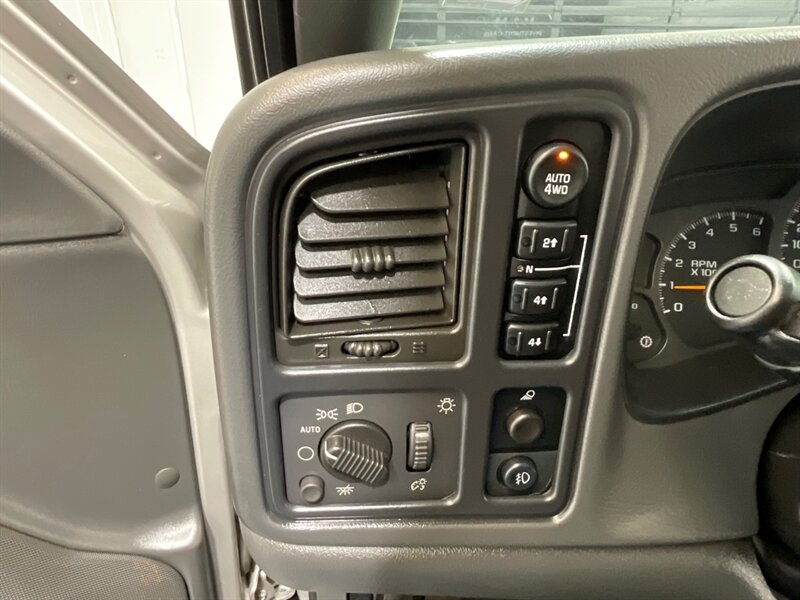 2004 Chevrolet Avalanche 2500 4X4 8.1L V8 / Sport Utility Pickup  / Leather heated Seats / Sunroof / NEW TIRES / ZERO RUST - Photo 18 - Gladstone, OR 97027