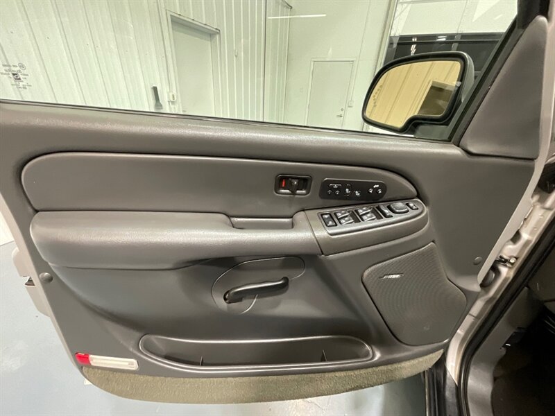 2004 Chevrolet Avalanche 2500 4X4 8.1L V8 / Sport Utility Pickup  / Leather heated Seats / Sunroof / NEW TIRES / ZERO RUST - Photo 33 - Gladstone, OR 97027