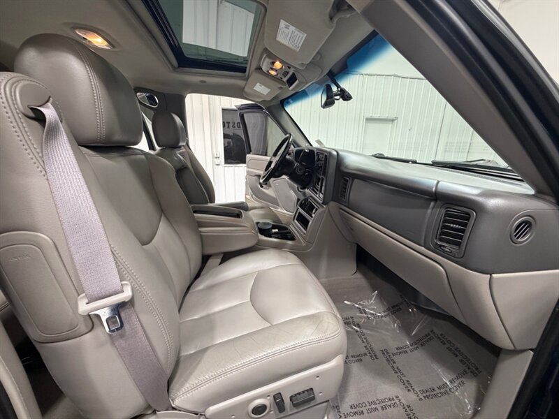 2005 Chevrolet Avalanche 1500 LT SUV Pickup 4X4 / Leather / 57,000 MILES M /Leather w. Heated Seats / Sunroof / ZERO RUST - Photo 13 - Gladstone, OR 97027