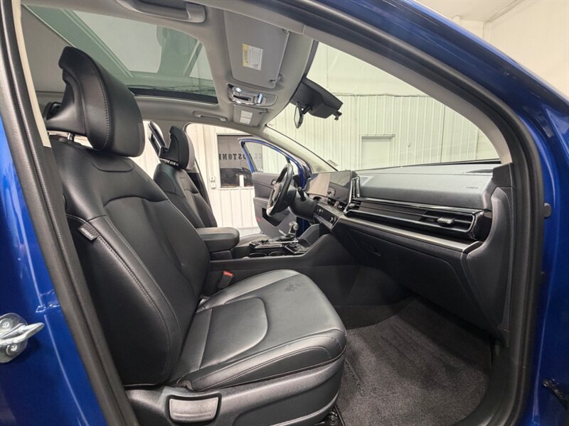 2025 Kia Sportage EX Sport Utility / AWD / 1-OWNER / NEW TIRES / 1-OWNER / Sunroof / Leather - Photo 13 - Gladstone, OR 97027