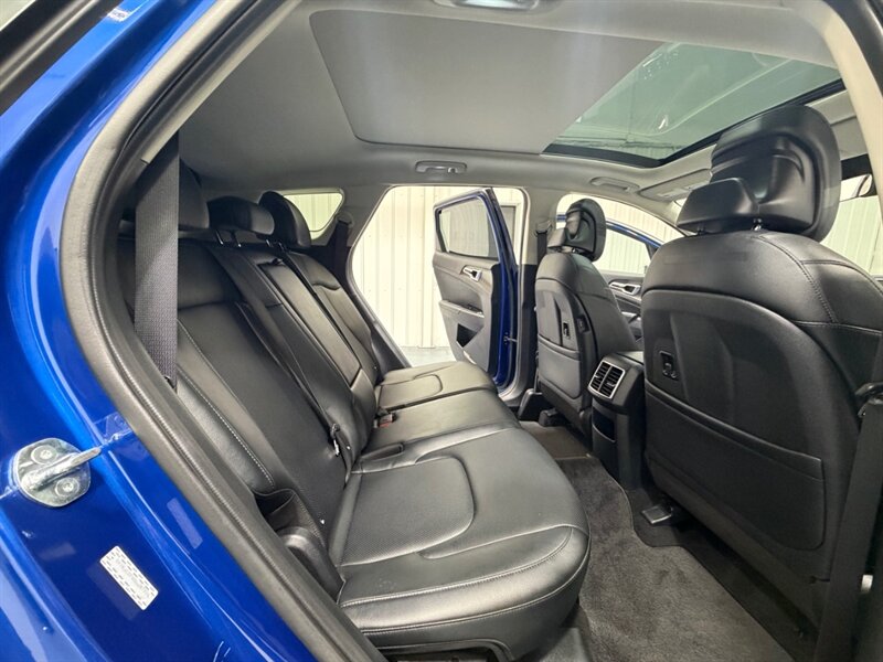 2025 Kia Sportage EX Sport Utility / AWD / 1-OWNER / NEW TIRES / 1-OWNER / Sunroof / Leather - Photo 12 - Gladstone, OR 97027