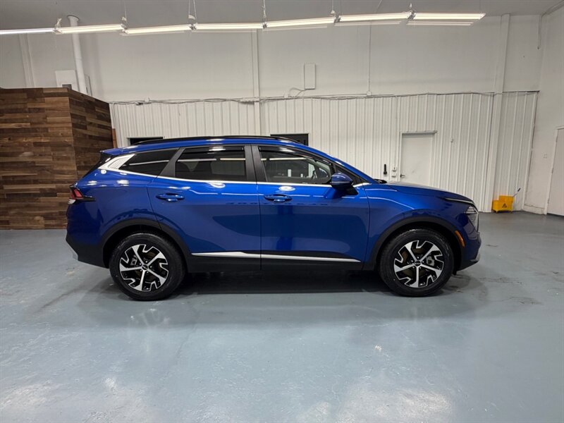 2025 Kia Sportage EX Sport Utility / AWD / 1-OWNER / NEW TIRES / 1-OWNER / Sunroof / Leather - Photo 4 - Gladstone, OR 97027