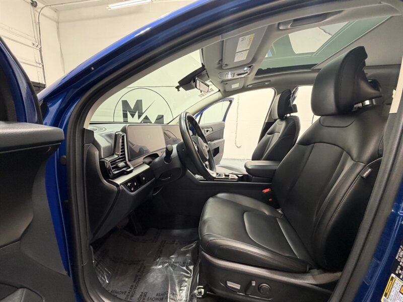 2025 Kia Sportage EX Sport Utility / AWD / 1-OWNER / NEW TIRES / 1-OWNER / Sunroof / Leather - Photo 10 - Gladstone, OR 97027