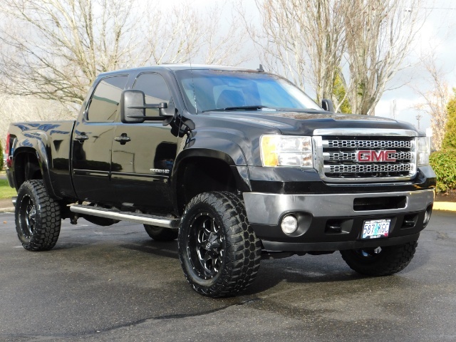 2013 GMC Sierra 3500 SLT / 4X4 / 6.6L DURAMAX DIESEL / 1-TON / LIFTED