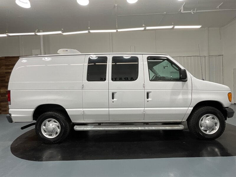 2007 Ford E-Series Van E-250 Cargo Van / 4.6L V8 / ONLY 29,000 MILES   - Photo 4 - Gladstone, OR 97027