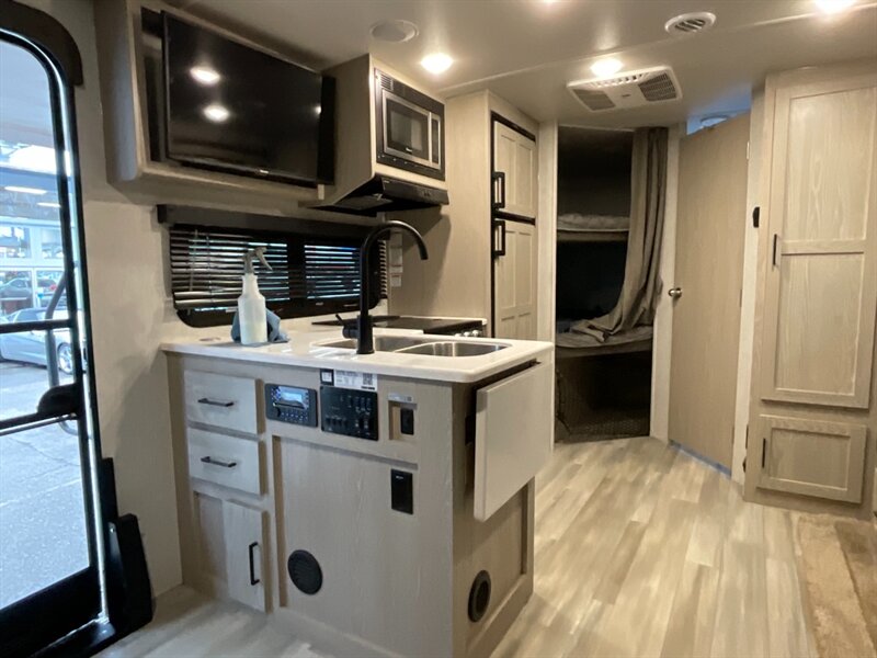 2021 Rockwood ROCKWOOD MINI LITE 2509S SUPER CLEAN TRAVEL TRAILER / LIKE NEW  SLIDE OUT / BEAUTIFUL LAYOUT - Photo 14 - Gladstone, OR 97027