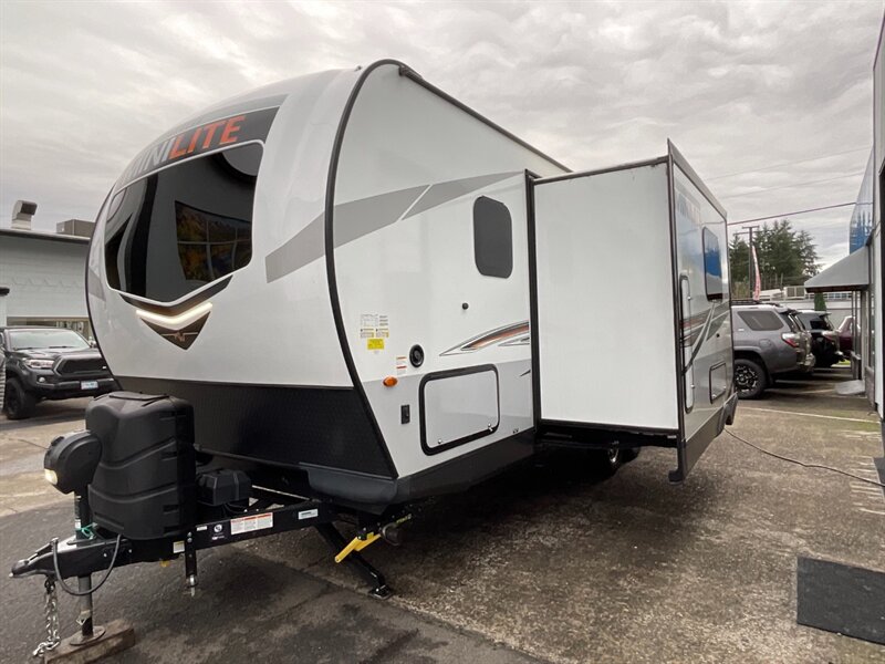 2021 Rockwood ROCKWOOD MINI LITE 2509S SUPER CLEAN TRAVEL TRAILER / LIKE NEW  SLIDE OUT / BEAUTIFUL LAYOUT - Photo 4 - Gladstone, OR 97027